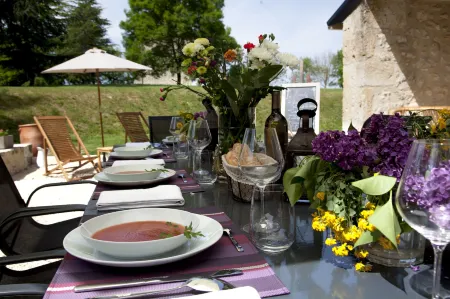 Maison d'hôtes de Charme les Bruhasses Отели в г. Курансан