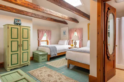 Old Stagecoach Inn - Bed and Breakfasts