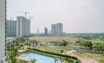 Comfortable Studio with Pool View at Sky House BSD Apartment