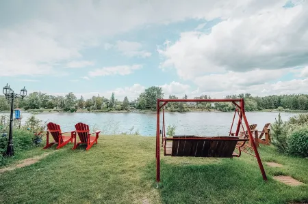 Along River Ridge Отели рядом с достопримечательностью «Университет Калгари»