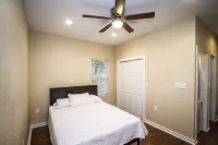 Hackberry St #A Renovated 2Br/2BA Near Downtown - Condos