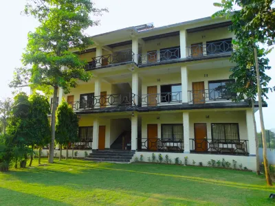 Rhino Land Jungle Lodge Отели в г. Саураха