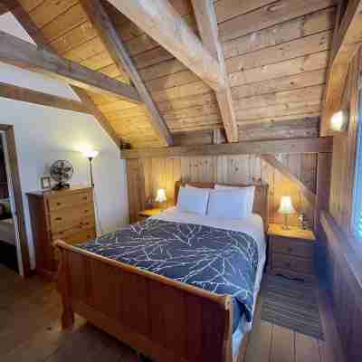 Waterfront Timber Frame Cottage! Rooms