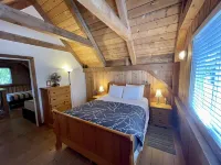 Waterfront Timber Frame Cottage! Hotels in Ucluelet