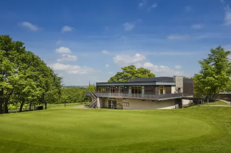 Oulton Hall Hotel, Spa & Golf Resort Отели в г. Гарфорт