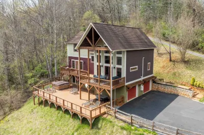Silver Spoon by AvantStay Hot Tub Views Billiards Group Retreat
