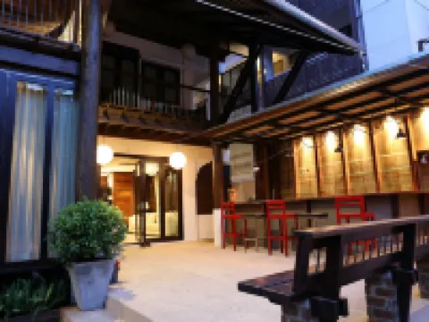 Kampaeng Ngam Hotel Hotels near Waroros Market