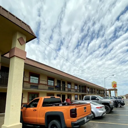 Super 8 by Wyndham Shawnee