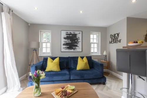 Elliot Oliver - 2 Bedroom Garden Apartment with Parking - Condos