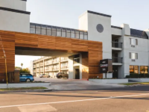 เกตเวย์ อินน์ การ์เดนา โรงแรมในกาดินา