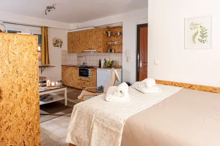 Downtown Yellow Studio - Central Secret Nest