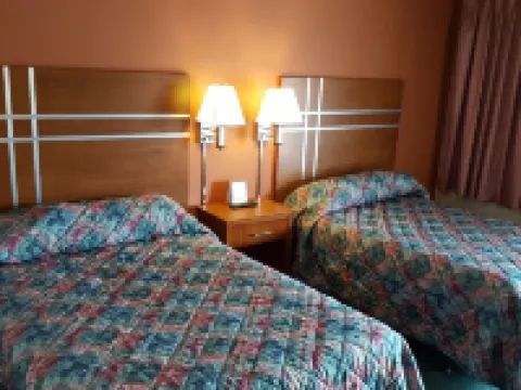 แทรเวเลอร์สลอดจ์โมเทล มาร์แชล