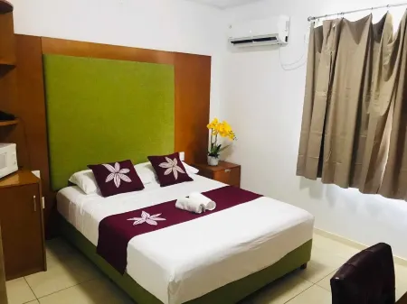 Alec's Hotel Отели в г. Si'umu