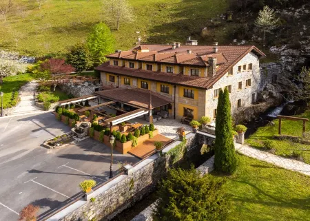 Logis Hotel Restaurante la Casa de Juansabeli Отели в г. Tielve