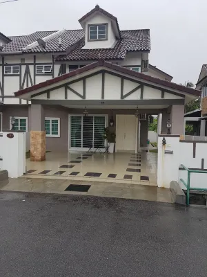 Sitiawan Homestay Entire Semi D Home Hotels near Sapura Kencana Petroleum