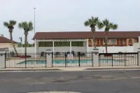 Days Inn by Wyndham Marianna - Pools