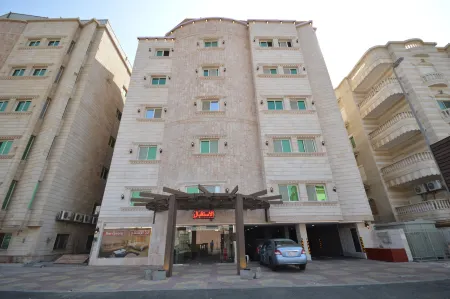 Rahhal AlBahr Serviced Apartments Отели рядом с достопримечательностью «Abbar and Zainy Building»