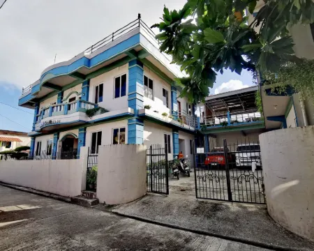 デン デン ゲストハウス バタネスのホテル