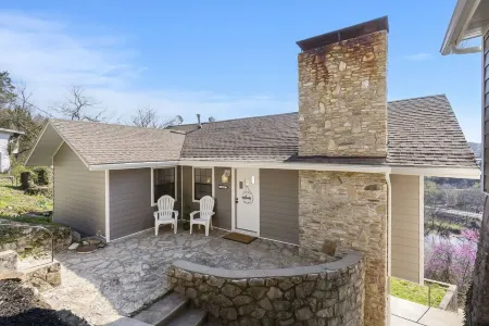 "AMAZING RETREAT" Minutes to Downtown Hollister, Branson and Thunder Ridge