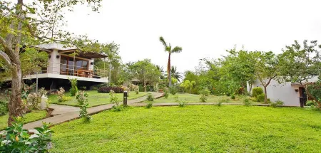 Tugawe Cove Resort Отели в г. Карамон