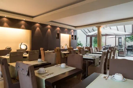 Hostellerie des Trois Pigeons, Paray-Le-Monial Отели в г. Сен-Жульен-де-Сиври