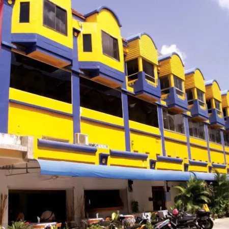 Aquarius Gay Guesthouse & Sauna Отели рядом с достопримечательностью «Кабаре Paradise Complex Patong»