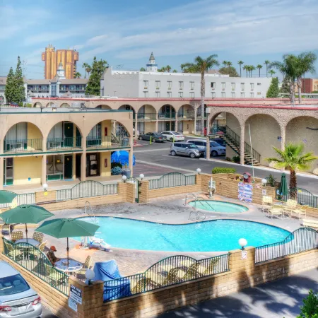 Kings Inn Anaheim at the Park & Convention Center Отели рядом с достопримечательностью «Луигис Ролликин Роудстерс»