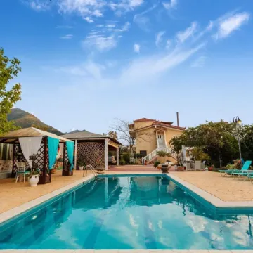 Villa Vlassoula - Beachfront Luxury Villa with Private Pool & Garden Heaven
