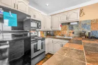 Winter Escape on Perfection - Ski in Out, Pool & Hot Tub