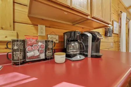 Minutes to Caves - 2 KINGS. Hot Tub. Games. Firepit. Close to Everything