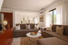 Phaedrus Living: City View Luxury Flat Androcleous