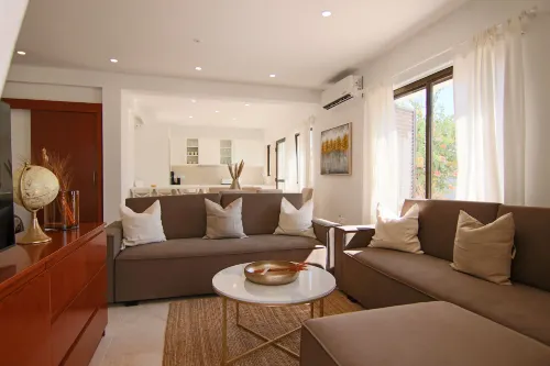 Phaedrus Living: City View Luxury Flat Androcleous