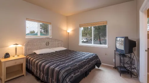 Seasonal Pool, Hot Tub and Stunning Amenities - Luxurious Serene Retreat