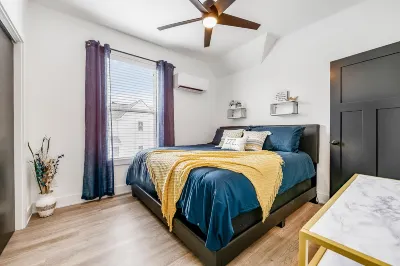 2-story modern & chic home near downtown with washer/dryer, AC, & fast WiFi 費耶特維爾住宿飯店