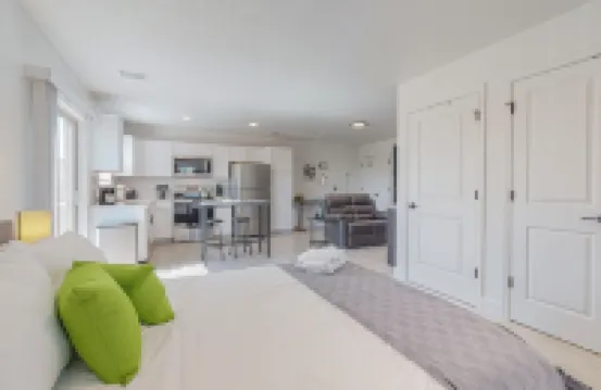 New Studio, Balcony w/views, Nexflix, Pool