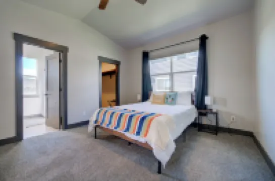 Charming 3-bedroom house with WiFi, AC in serene Ennis Hotels in Ennis