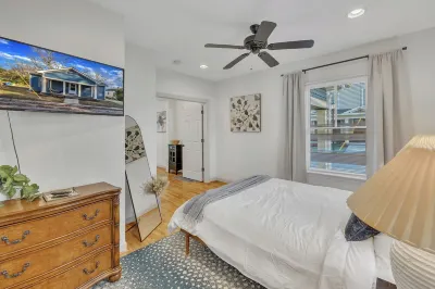 Charming Historic 2-bedroom house in Raleigh.  Near The Village District. Hotels near North Carolina State University