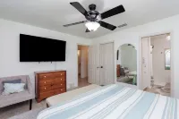 Mai Tide--4 BR House, Sleeps 11, Close to Beach, Dogs OK, Tons of Parking!