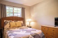 Shorebound - close to beach, casinos & downtown Ocean Springs!!