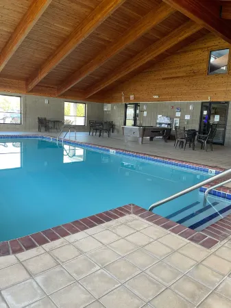 AmericInn by Wyndham Ladysmith Отели в г. Фламбо