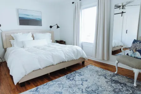 Renovated Home by Central Park-King Bed! Family Friendly. 2 Blocks to Beach!