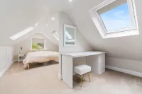 Modern Serenity in Langley Vale Hotel a Epsom