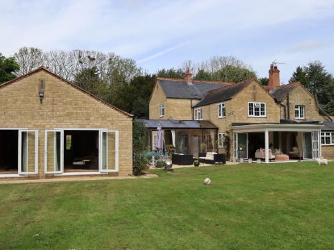 Bozeat House - Country Retreat