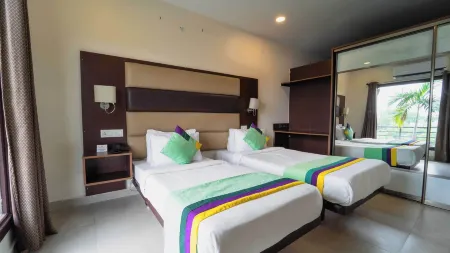 Treebo Kingsbury Fiesta Vellore Отели рядом с достопримечательностью «Технологический институт Веллуру»