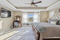 Home theater, pool, spa close to SU, Downtown Hotels in De Witt