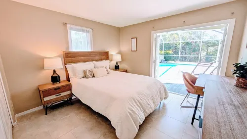 Relax on 1 Acre in Heart of Naples, Screened Pool, Hot Tub, Privacy, Fireplace