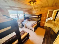 WATERFRONT 5-bedroom house on Dodge Pond in Rangeley Quill Hill Access Road 주변 호텔