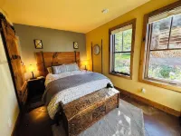 LUXURY COTTAGE IN CB TOWN - AMAZING VIEWS, BUS 1 blk, ELK 2.5 blks, Dog Allowed