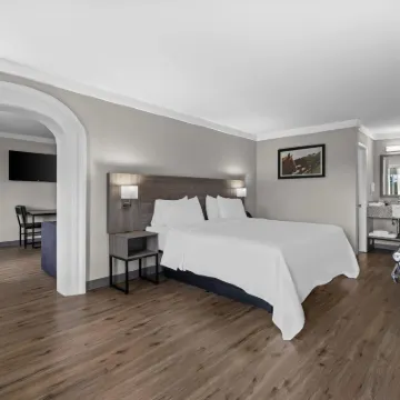 Quality Inn & Suites I-75 Hotels near Blue Spring