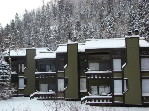 Taos Ski Valley 2 Bdrm/Sleeps 6/Directly Next Door To The Children's Ski School
